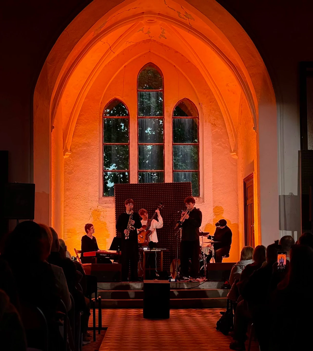 Muzyczny wieczór z Fundacją Qźnia i zespołem BLUBRY